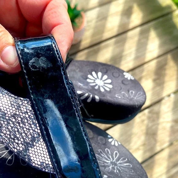 Vionic Jodie Strappy Sandal Black Patent Leather Chantily Lace Design Sz 8 - Picture 8 of 13